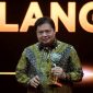 Menteri Koordinator Bidang Perekonomian Airlangga Hartarto, mendapatkan penghargaan untuk kategori “The News Maker” dalam ajang iNews Maker Awards 2022, pada Kamis (30/06/2022). (Foto: Pelopor.id/Kemenko Perekonomian)