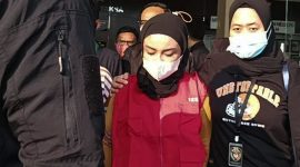 Medina Zein tiba di Polda Metro Jaya pada Kamis (07/07/2022) sore mengenakan rompi tahanan berwarna merah. (Foto: Ist)