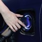 Ilustrasi pengisian baterai kendaraan listrik. (Foto: Pelopor.id/sharge.co.th) 