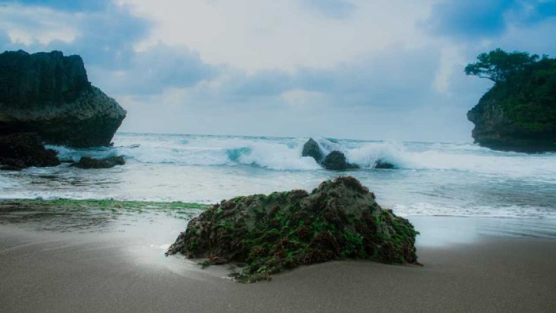 Pantai di Pangandaran. (Foto: Pelopor.id/Unsplash/firman fatthul) 