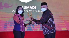 Menteri PPPA Bintang Puspayoga (kiri) menyerahkan penghargaan kepada Penjabat (Pj) Wali Kota Yogyakarta Sumadi (kanan). (Foto: Pelopor.id/Pemkot Yogya) 