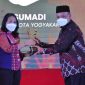 Menteri PPPA Bintang Puspayoga (kiri) menyerahkan penghargaan kepada Penjabat (Pj) Wali Kota Yogyakarta Sumadi (kanan). (Foto: Pelopor.id/Pemkot Yogya) 