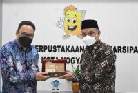 Kepala ANRI Imam Gunarto dalam kunjungan kerjanya ke Dinas Perpustakaan dan Kearsipan Kota Yogyakarta. (Foto: Pelopor.id/Pemkot Yogya) 