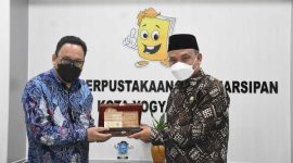 Kepala ANRI Imam Gunarto dalam kunjungan kerjanya ke Dinas Perpustakaan dan Kearsipan Kota Yogyakarta. (Foto: Pelopor.id/Pemkot Yogya) 