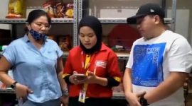 Video seorang wanita diduga mencuri cokelat di Alfamart viral di media sosial. Namun, karyawan Alfamart tersebut justru dituntut untuk meminta maaf. (Foto: Pelopor.id/Tangkapan Layar)