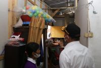 Menko PMK Muhadjir Effendy saat mengunjungi rumah di bantaran kali Kelurahan Tanjungrejo, Kecamatan Sukun, Kota Malang, Jawa Timur, pada Rabu (24/08/2022). (Foto: Humas Kemenko PMK)