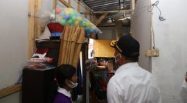 Menko PMK Muhadjir Effendy saat mengunjungi rumah di bantaran kali Kelurahan Tanjungrejo, Kecamatan Sukun, Kota Malang, Jawa Timur, pada Rabu (24/08/2022). (Foto: Humas Kemenko PMK)