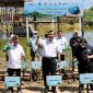 Menteri Koordinator Bidang Kemaritiman dan Investasi, Luhut B. Pandjaitan melakukan penanaman mangrove di Maros-Sulawesi Selatan pada Jumat (19-08-2022). (Foto: Pelopor.id/Kemenko Marves)