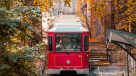 Peak Tram Hong Kong. (Foto: Pelopor.id/Unsplash/Chapman Chow) 