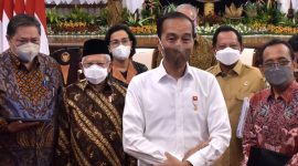 Presiden Jokowi didampingi Wapres dan sejumlah menteri berdialog dengan sejumlah kepala daerah, di Istana Negara, Jakarta, Senin (12/09/2022). (Foto: Pelopor.id/Setkab)