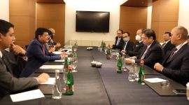 Menteri Koordinator Bidang Perekonomian Airlangga Hartarto dalam pertemuan dengan Menteri Perdagangan dan Industri Republik India Piyush Goyal di Los Angeles, setelah Forum Indo Pacific Economic Framework (IPEF) ditutup hari Jum’at (09/09/2022). (Foto: Dok kemenko Ekon)