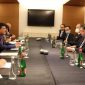 Menteri Koordinator Bidang Perekonomian Airlangga Hartarto dalam pertemuan dengan Menteri Perdagangan dan Industri Republik India Piyush Goyal di Los Angeles, setelah Forum Indo Pacific Economic Framework (IPEF) ditutup hari Jum’at (09/09/2022). (Foto: Dok kemenko Ekon)