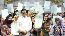 Menteri ATR/BPN Hadi Tjahjanto, Bagikan 2.500 Sertipikat Tanah kepada Masyarakat Jawa Barat. (Foto: Pelopor.id/Kementerian ATR/BPN)