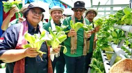 Menteri Lingkungan Hidup dan Kehutanan, Siti Nurbaya didampingi Direktur Jenderal Pengendalian Pencemaran dan Kerusakan Lingkungan (PPKL) Sigit Reliantoro mengunjungi Kampung Berkualitas Guyub, Aman, Damai, Indah, Sejahtera (GADIS) di Kelurahan Tegalreja, Kecamatan Cilacap Selatan, Jawa Tengah. (foto: Pelopor.id/KLHK)