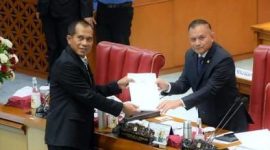 Wakil Ketua Komisi I DPR RI Abdul Kharis Almasyhari saat menyerahkan laporan Rancangan Undang-Undang (RUU) Pelindungan Data Pribadi (PDP) kepada Wakil Ketua DPR RI Lodewijk F. Paulus dalam Rapat Paripurna di Kompleks Parlemen, Jakarta, (20/09/2022). ( Foto: DPR go)