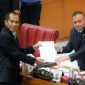 Wakil Ketua Komisi I DPR RI Abdul Kharis Almasyhari saat menyerahkan laporan Rancangan Undang-Undang (RUU) Pelindungan Data Pribadi (PDP) kepada Wakil Ketua DPR RI Lodewijk F. Paulus dalam Rapat Paripurna di Kompleks Parlemen, Jakarta, (20/09/2022). ( Foto: DPR go)