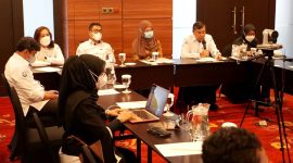 Direktur Jenderal Industri Logam, Mesin, Alat Transportasi dan Elektronika (ILMATE) Kementerian Perindustrian, Taufiek Bawazier (kedua kanan) didampingi Direktur Industri Elektronika dan Telematika (IET) Ali Murtopo Simbolon (kanan) memperhatikan produk kulkas PT. Panasonic Manufacturing Indonesia (PMI) yang akan diekspor ke Kamboja pada acara Pelepasan Ekspor Perdana di Jakarta, Jumat (23/09/2022). (Foto: Pelopor.id/Kemenperin)


