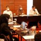 Direktur Jenderal Industri Logam, Mesin, Alat Transportasi dan Elektronika (ILMATE) Kementerian Perindustrian, Taufiek Bawazier (kedua kanan) didampingi Direktur Industri Elektronika dan Telematika (IET) Ali Murtopo Simbolon (kanan) memperhatikan produk kulkas PT. Panasonic Manufacturing Indonesia (PMI) yang akan diekspor ke Kamboja pada acara Pelepasan Ekspor Perdana di Jakarta, Jumat (23/09/2022). (Foto: Pelopor.id/Kemenperin)

