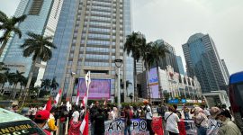 Kantor Otoritas Jasa Keuangan (OJK) dan Kantor Bursa Efek Indonesia, digeruduk ratusan massa Amanat KSB. (Foto: Istimewa)
