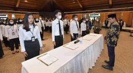 Menteri Desa, Pembangunan Daerah Tertinggal, dan Transmigrasi, Abdul Halim Iskandar didampingi Sekjen Kemendes PDTT dan Eselon 1 Kemendes PDTT mengambil Sumpah/Janji Pegawai Negeri Sipil Kemendes PDTT di gedung Makarti Muktitama.
Jakarta, Jumat (24/3/2023) Foto : Pelopor.id/Mugi / Kemendes PDTT