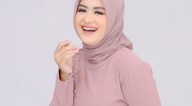 Penyanyi solo, Woro Widowati.