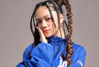 Penyanyi solo, Neona.