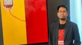 Seniman Edo Makarim di samping karyanya yang berjudul 