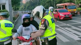 Tilang Manual. (Foto:Pelopor.id/Twitter @TMCPoldaMetroJaya)