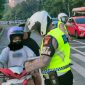 Tilang Manual. (Foto:Pelopor.id/Twitter @TMCPoldaMetroJaya)