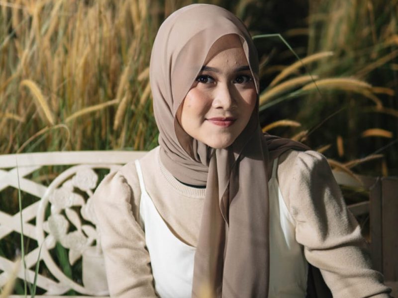 Penyanyi solo, Alma Thania.