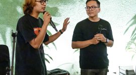 Eno Suratno Wongsodimedjo berdiskusi dengan Angga Foster di acara Boleh Gig. (Foto: I Wayan Bagiartana)