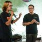 Eno Suratno Wongsodimedjo berdiskusi dengan Angga Foster di acara Boleh Gig. (Foto: I Wayan Bagiartana)