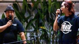 Ncek Gaul (kiri) dan Eno Suratno Wongsodimedjo saat memandu program Swag Event. (Foto: I Wayan Bagiartana)