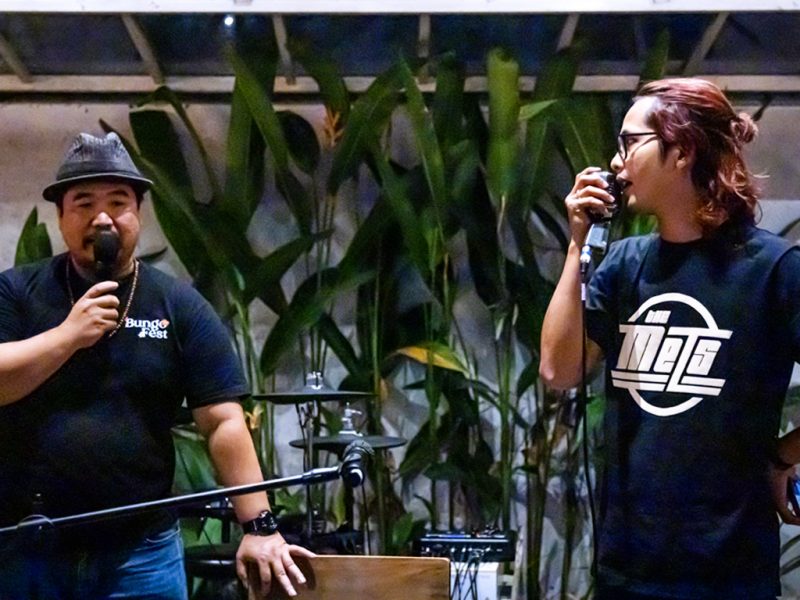 Ncek Gaul (kiri) dan Eno Suratno Wongsodimedjo saat memandu program Swag Event. (Foto: I Wayan Bagiartana)