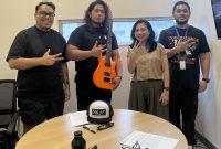 Gitaris Bless The Knights, Fritz Faraday (tengah) usai menandatangani MoU kerja sama dengan Solar Guitars. (Foto: Istimewa)