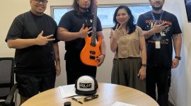 Gitaris Bless The Knights, Fritz Faraday (tengah) usai menandatangani MoU kerja sama dengan Solar Guitars. (Foto: Istimewa)