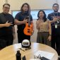 Gitaris Bless The Knights, Fritz Faraday (tengah) usai menandatangani MoU kerja sama dengan Solar Guitars. (Foto: Istimewa)