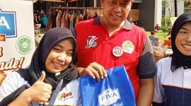 Plt. Wali Kota Bekasi, Tri Adhianto saat berkunjung ke booth Fiva Food di Gebyar Hari Koperasi ke-76 Kota Bekasi. 