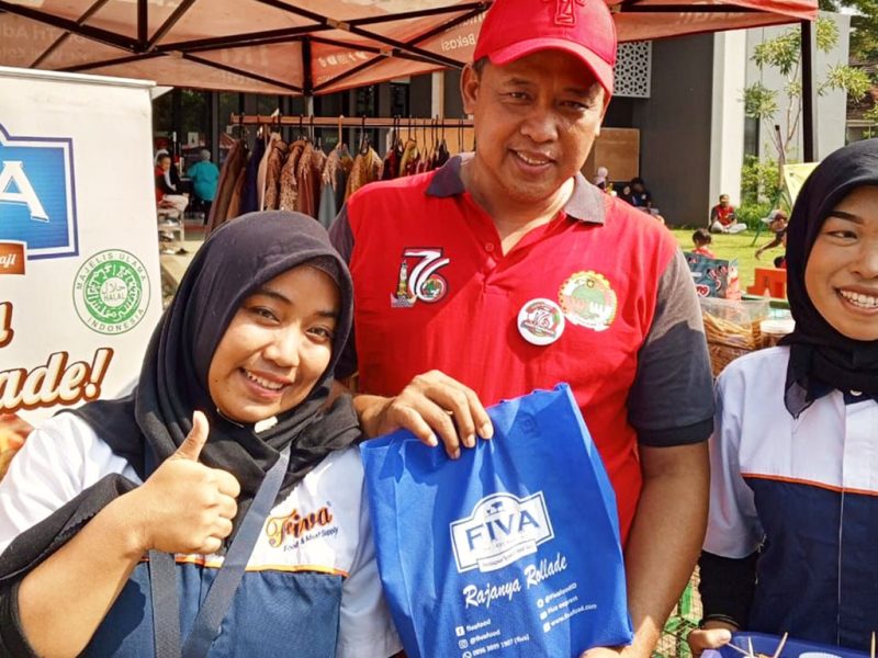 Plt. Wali Kota Bekasi, Tri Adhianto saat berkunjung ke booth Fiva Food di Gebyar Hari Koperasi ke-76 Kota Bekasi. 