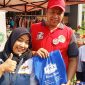 Plt. Wali Kota Bekasi, Tri Adhianto saat berkunjung ke booth Fiva Food di Gebyar Hari Koperasi ke-76 Kota Bekasi. 