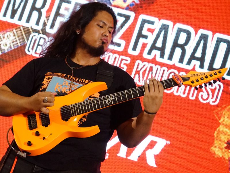 Gitaris Bless the Knights, Fritz Faraday saat tampil di Surabaya Music Expo (SMEX) 2023. (Foto: Istimewa)