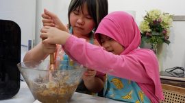 Keseruan kolaborasi masak bareng antara Raisya Amalia Putri Al Rasyid dengan chef cilik Chiellyn Ashley. (Foto: Istimewa)