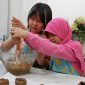 Keseruan kolaborasi masak bareng antara Raisya Amalia Putri Al Rasyid dengan chef cilik Chiellyn Ashley. (Foto: Istimewa)