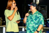 Duo MC Eno Suratno Wongsodimedjo dan Ncek Gaul memandu program musik Swag Event edisi 49. (Foto: I Wayan Bagiartana)