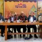 Dr. Johan Wahyudi, Dr. Sarmedi Purba, Juliaman Saragih, Prof. Dien Madjid, Dr. Suprayitno saat diskusi di kantor Para Syndicate. (Foto: Istimewa)