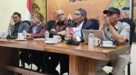 Dr. Johan Wahyudi, Dr. Sarmedi Purba, Juliaman Saragih, Prof. Dien Madjid, Dr. Suprayitno saat diskusi di kantor Para Syndicate. (Foto: Istimewa)