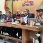 Dr. Johan Wahyudi, Dr. Sarmedi Purba, Juliaman Saragih, Prof. Dien Madjid, Dr. Suprayitno saat diskusi di kantor Para Syndicate. (Foto: Istimewa)