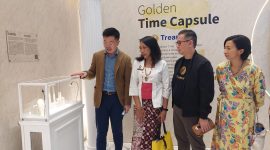 PERPADUAN SENI INSTALASI DAN EMAS. Tampak dalam gambar (kiri ke kanan) Megain Widjaja (Fine Art Enthusiast),   Ni Made Ayu Marthini (Deputi Pemasaran Kemenparekraf), Andreas Santoso (COO & Co-Founder Treasury), dan  Natasha Sidharta (Art Collector),  disela-sela Pameran Pemenang Treasury Art Prize, di Jakarta 17 Nov 2023.