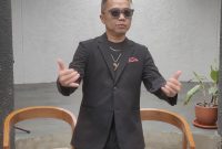 Sandhy Sondoro berpose saat konferensi pers di Jakarta. (Foto: Eno Suratno Wongsodimedjo)