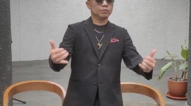 Sandhy Sondoro berpose saat konferensi pers di Jakarta. (Foto: Eno Suratno Wongsodimedjo)